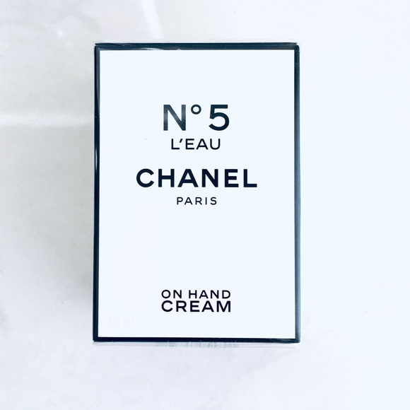 🆕 NWT 🌹 5-piece Chanel bundle with Limited Edition charm and hand cream - Picture 6 of 8